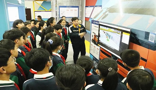 包铝小学学生参观包铝体感式安全培训中心