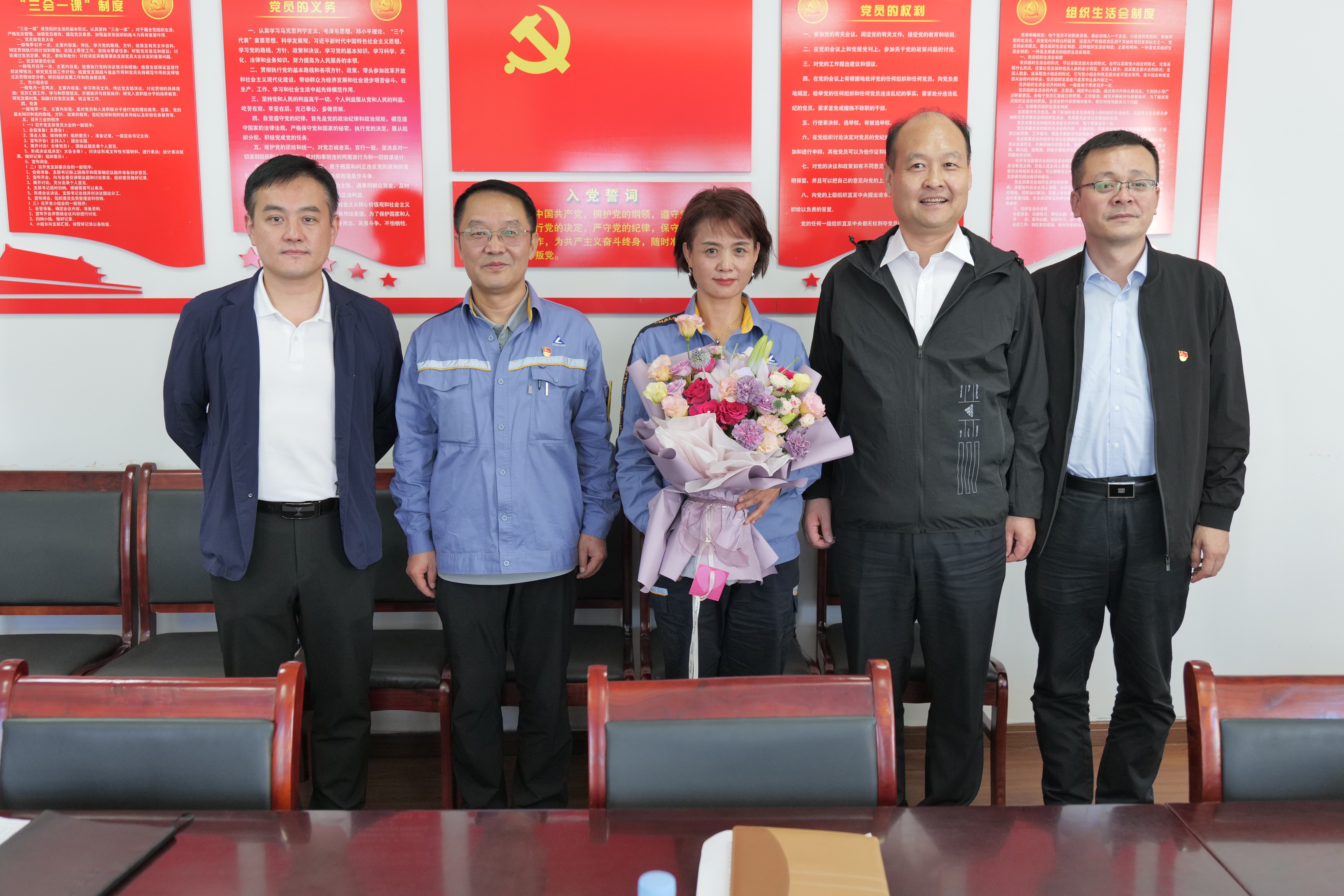 中铝集团党组、中铝股份党委委托专人看望慰问党的二十大代表徐俊霞同志