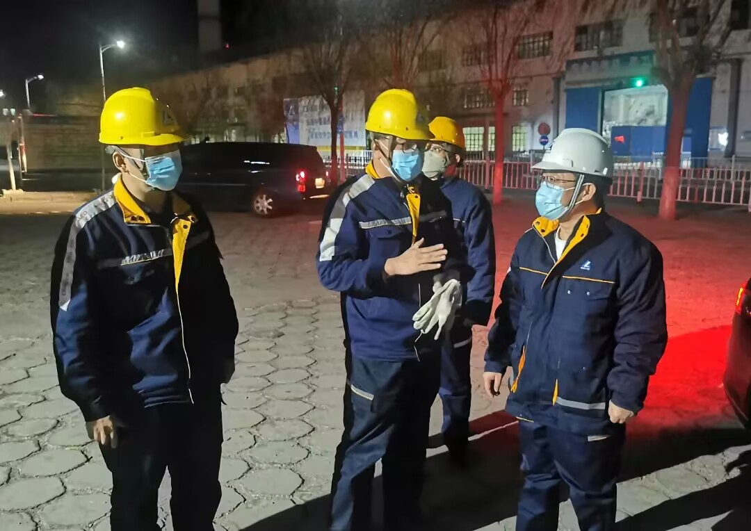 公司领导看望驻厂一线职工