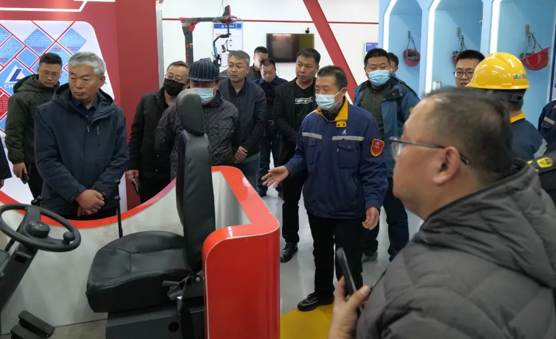 市应急管理局在包铝组织召开安全生产班前会观摩会